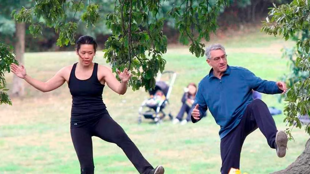 Robert De Niro junto a Tiffany Chen practicando artes marciales