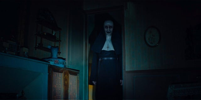 Demonio Valak de "La Monja 2" parado en el umbral de una puerta 