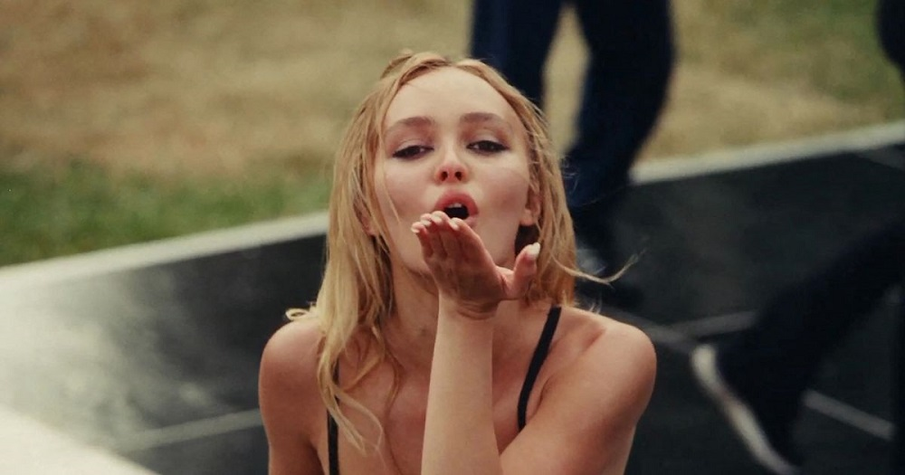 Jocelyn (Lily-Rose Melody Depp) lanzando un beso en escena de The Idol