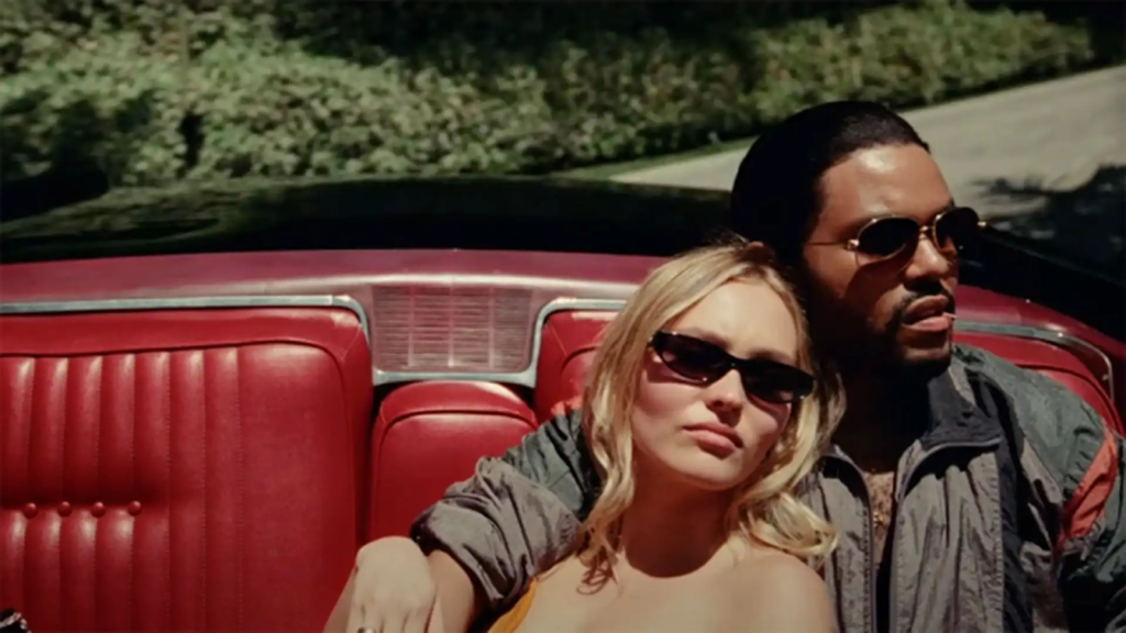 Tedros (The Weeknd) abranzando a Jocelyn (Lily-Rose Melody Depp) en la parte trasera de un auto, en escena de The Idol