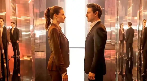Ethan Hunt, protagonista de la saga Misión Imposible, frente a una mujer en un lugar repleto de espejos 