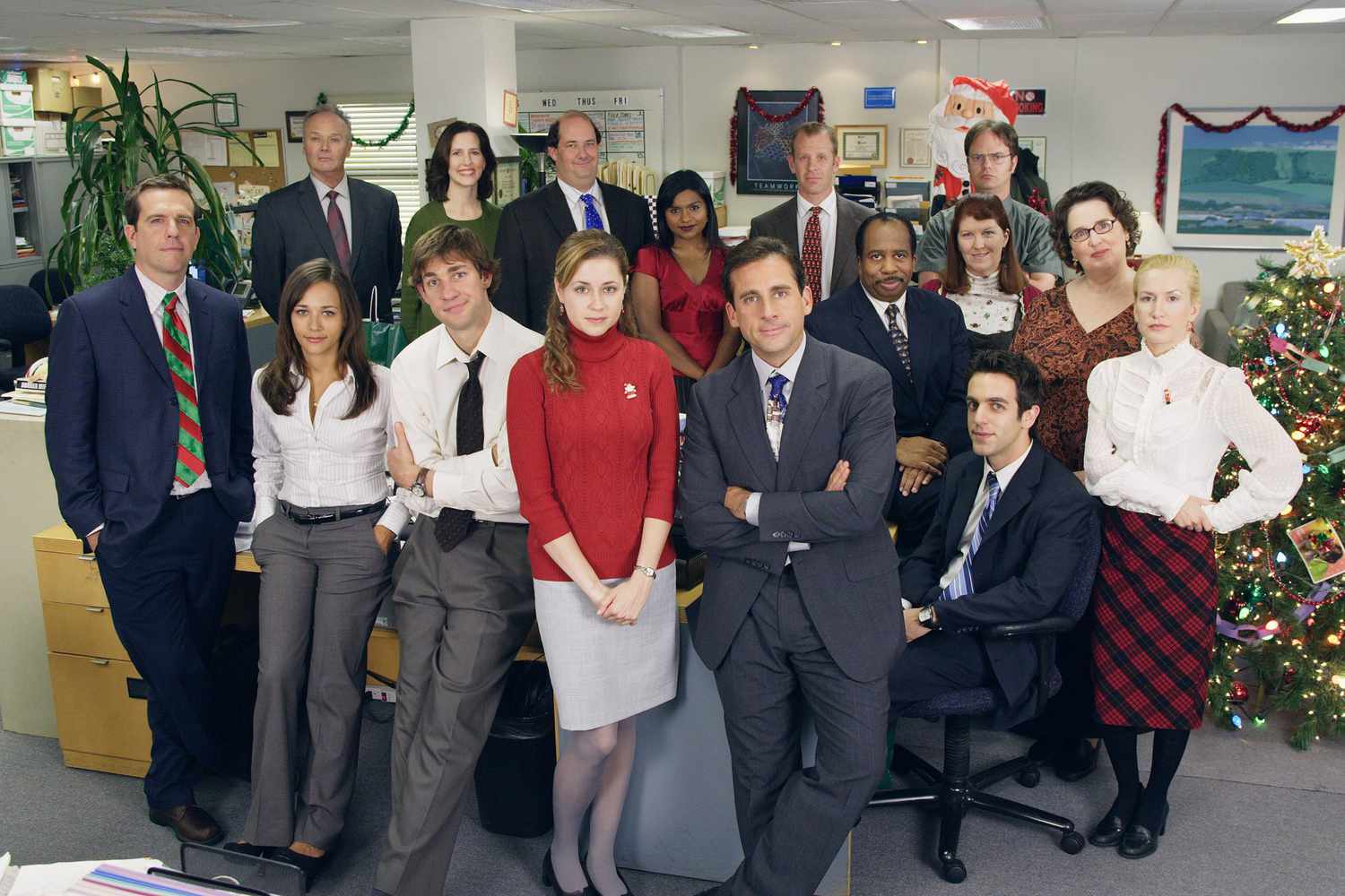 El cast completo de The Office, posando y mirando hacia la cámara.