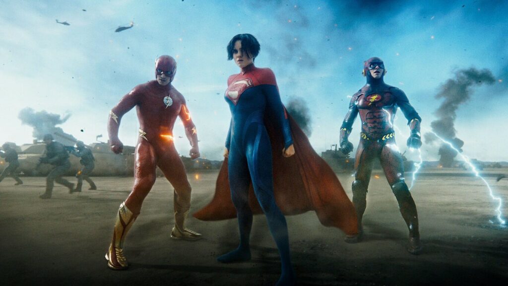 Supergirl junto a dos Flash