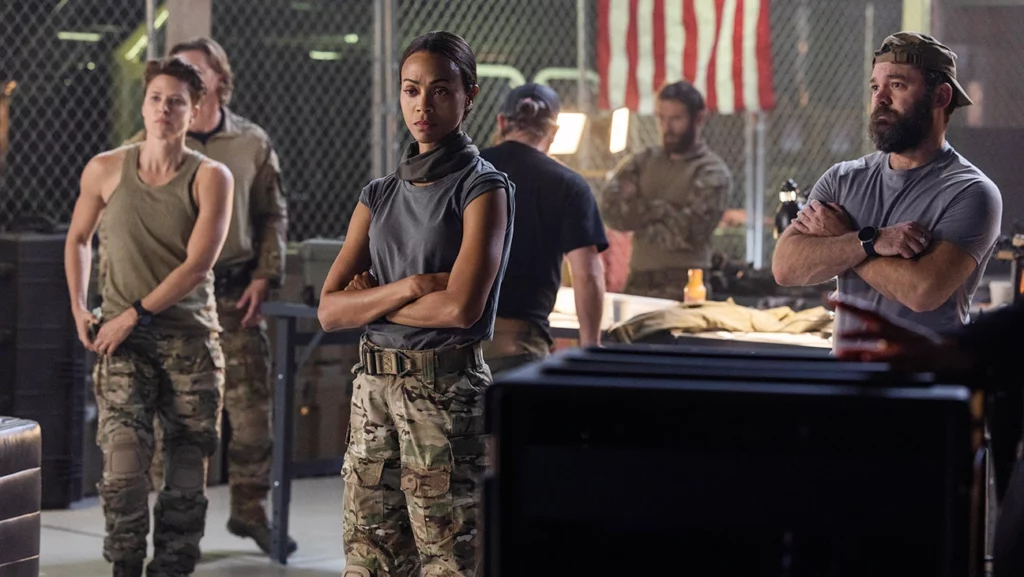 Joe (Zoe Saldaña) junto a otros soldados en Special Ops: Lioness