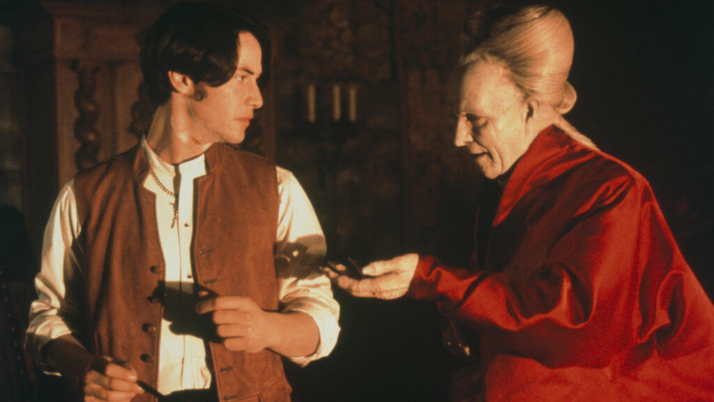 keneu reevs interpretando a Jonathan Harker y Gary Oldman como dracula en la pelicula Dracula de Bram Stoker hablando entre las sombras del castillo