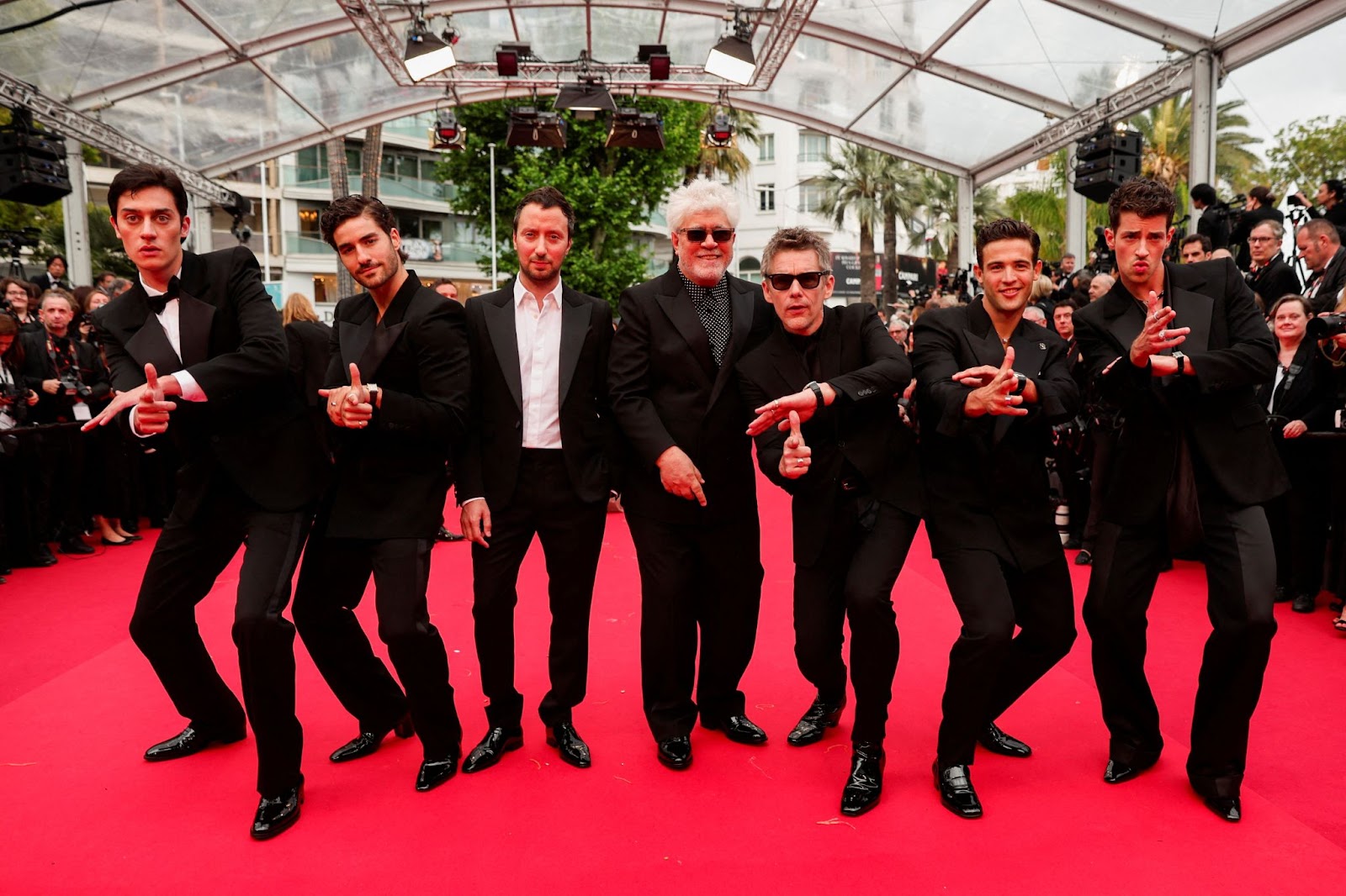 El cast de Extraña forma de vida parado en la alfombra roja del Festival de Cannes. En el centro se ve al director Pedro Almodóvar.