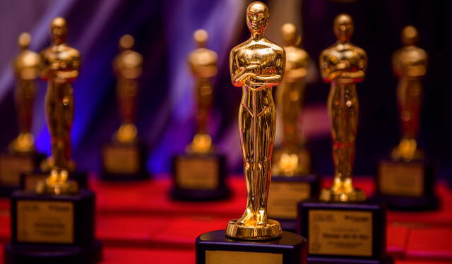 Estatuillas doradas de los Premios Óscar.