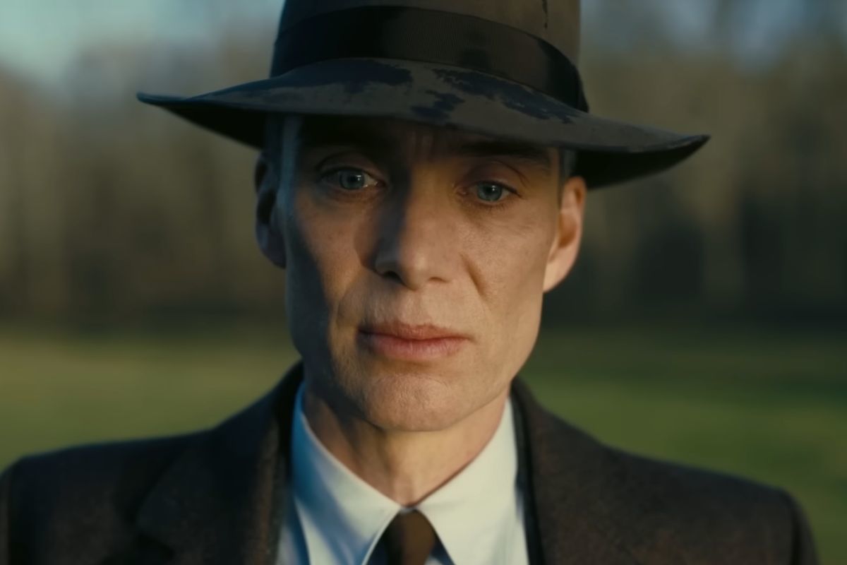 Cillian Murphy interpretando su papel en la película Oppenheimer. Lleva puesto un sombrero y un terno color café a juego.