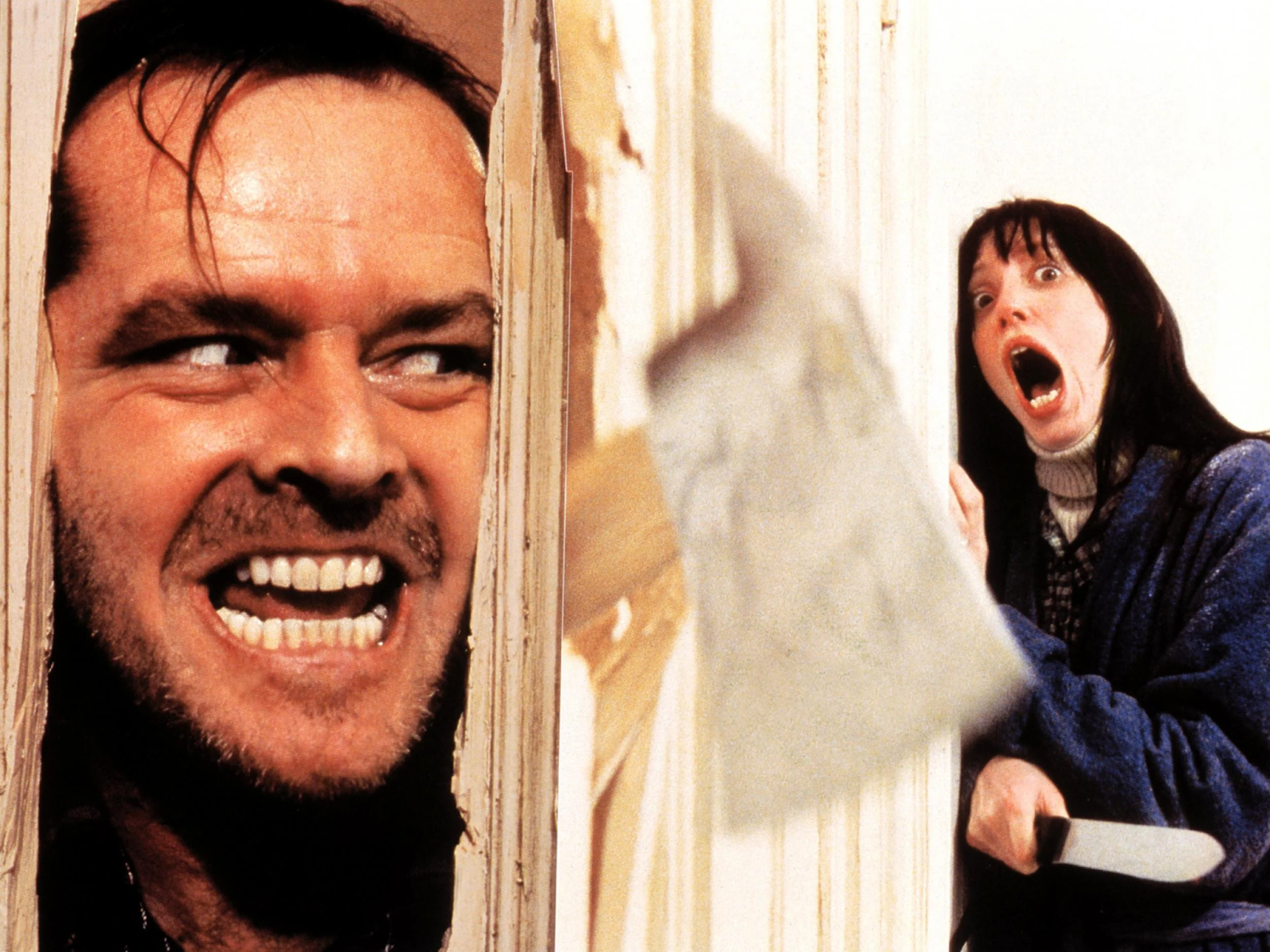 El actor Jack Nicholson y la actriz Shelley Duvall interpretando sus papeles en El Resplador. 

Wendy (Shelley Duvall) esta acurrucada contra la pared con un cuchillo en la mano y con la boca completamente abierta espantada. Jack atraviesa la pared desde el lado contrario, solo se ve su rostro.