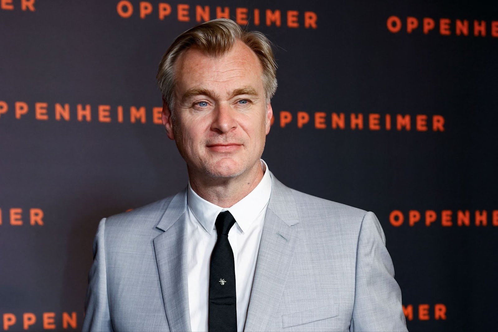 Christopher Nolan posando en la alfombra roja de Oppenheimer