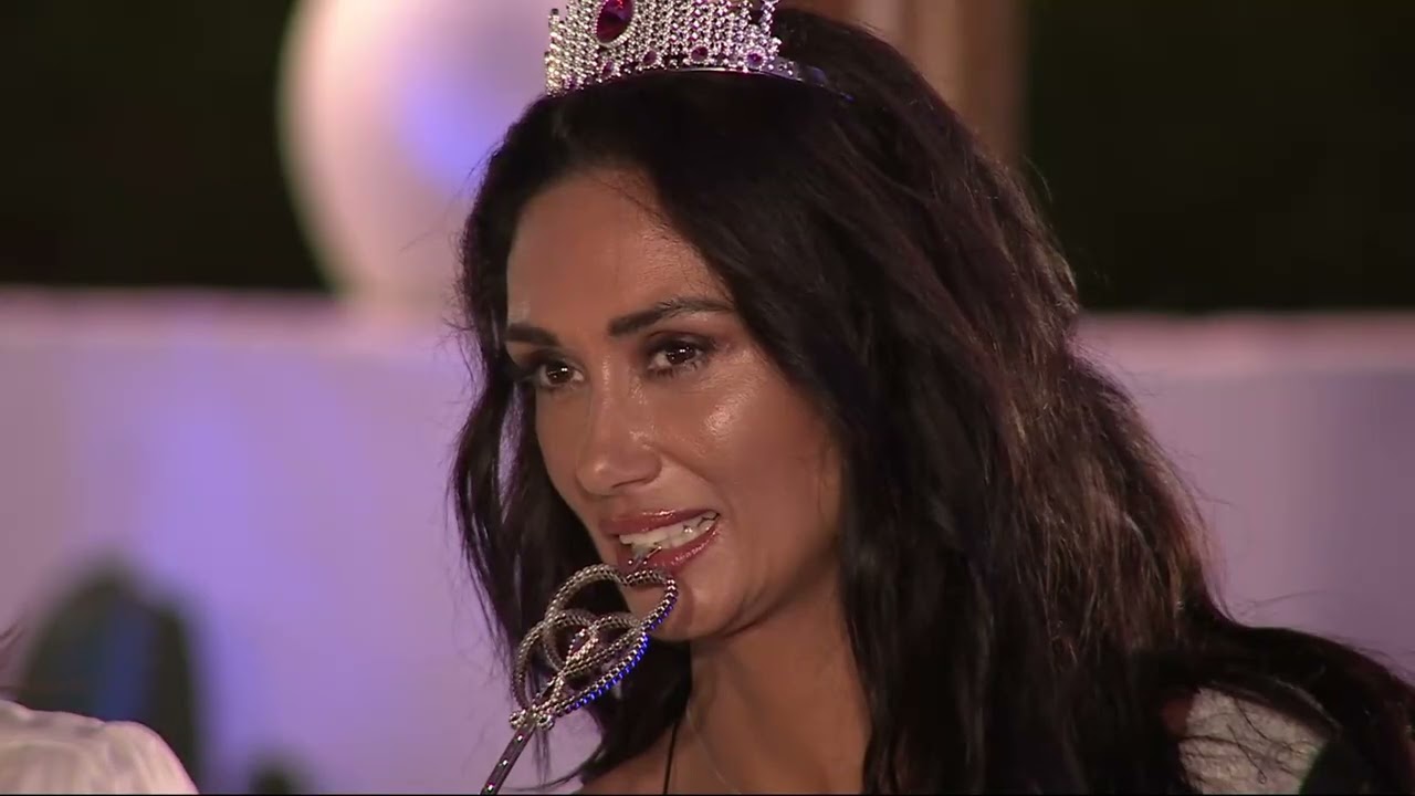 Pamela Díaz usando una corona de diamantes falsos, y mordiendo una barita con corazones y brillos.