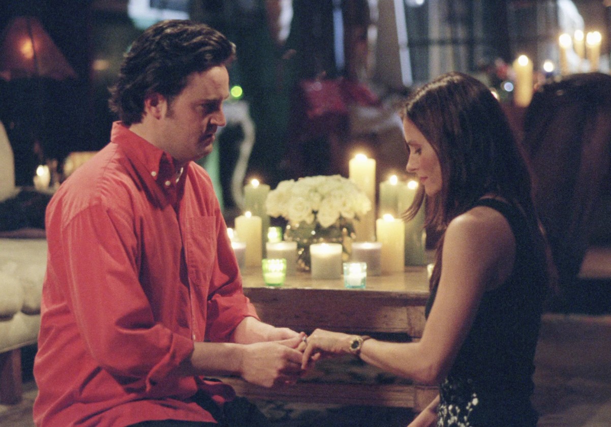 Chandler Bing le propone matrimonio a Monica Geller