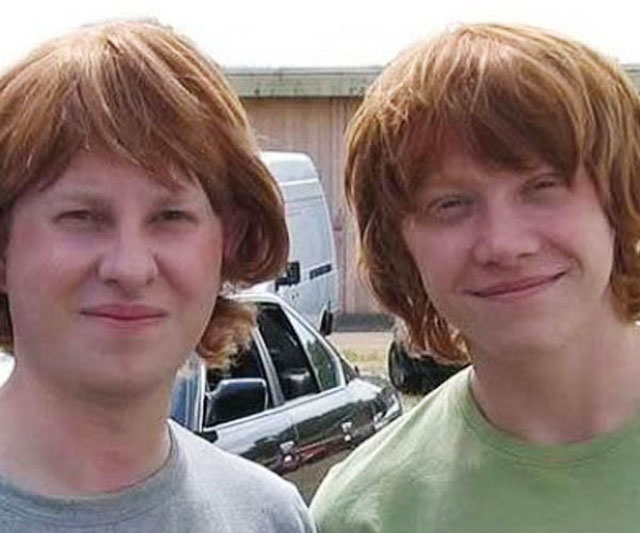 Anthony King junto a Rupert Grint. Ambos llevan el cabello pelirrojo a la altura del mentón, con flequillo y visten una polera de cuello redondo.