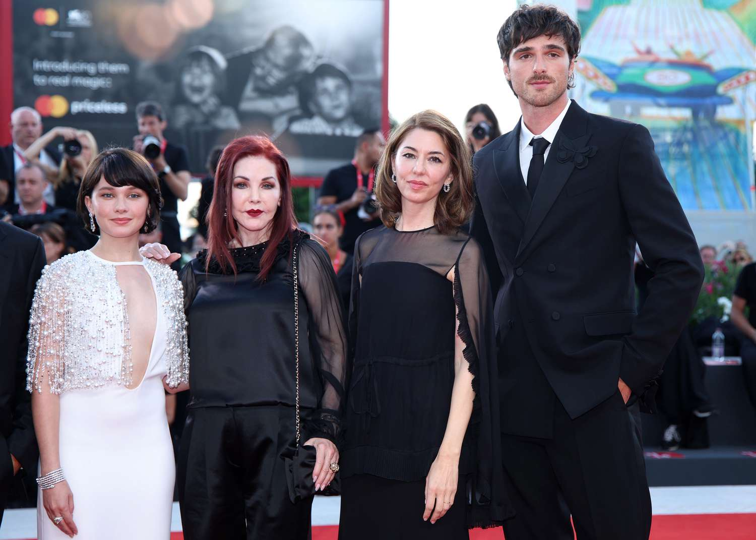 De derecha a izquierda: Cailee Spaeny, Priscilla Presley, Sofia Coppola y Jacob Elordi.