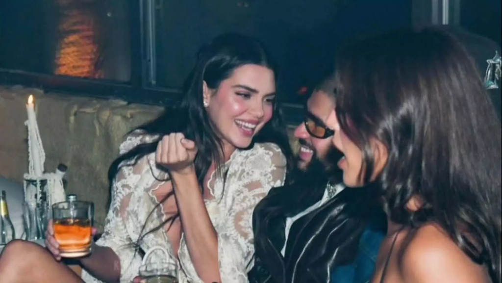 Kendall Jenner ríe mientras sostiene un vaso de whisky junto a Bad Bunny en la fiesta de Vogue de la MET Gala 2024.