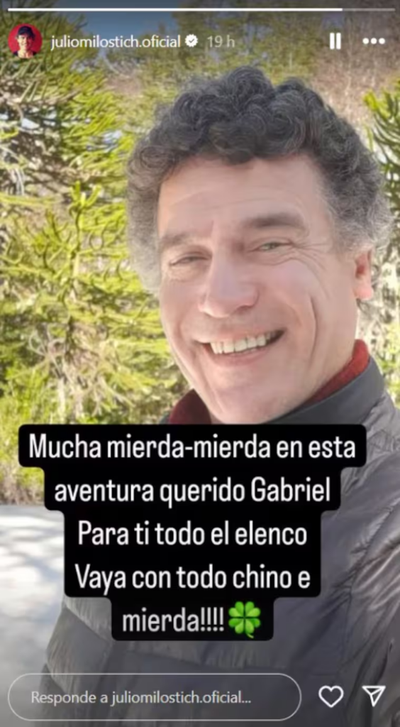 Leyenda: "Mucha mierda-mierda en esta aventura querido Gabriel. Para ti todo el elenco. Vaya con todo chino e mierda!!!!". Julio Milostich sonríe en una selfie de Instagram.