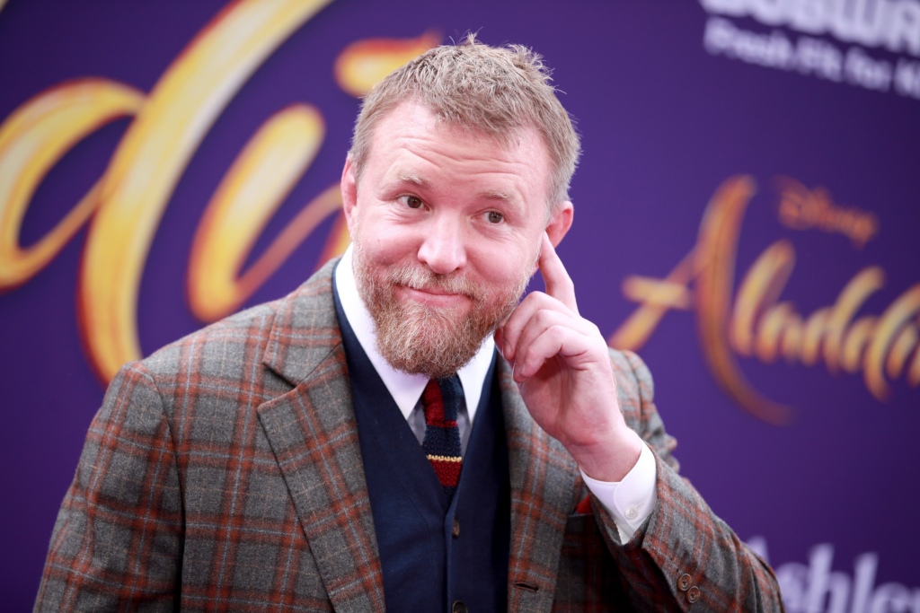 Guy Ritchie, el director de películas de acción más querido de Hollywood, en la alfombra roja de Aladdin (2019).