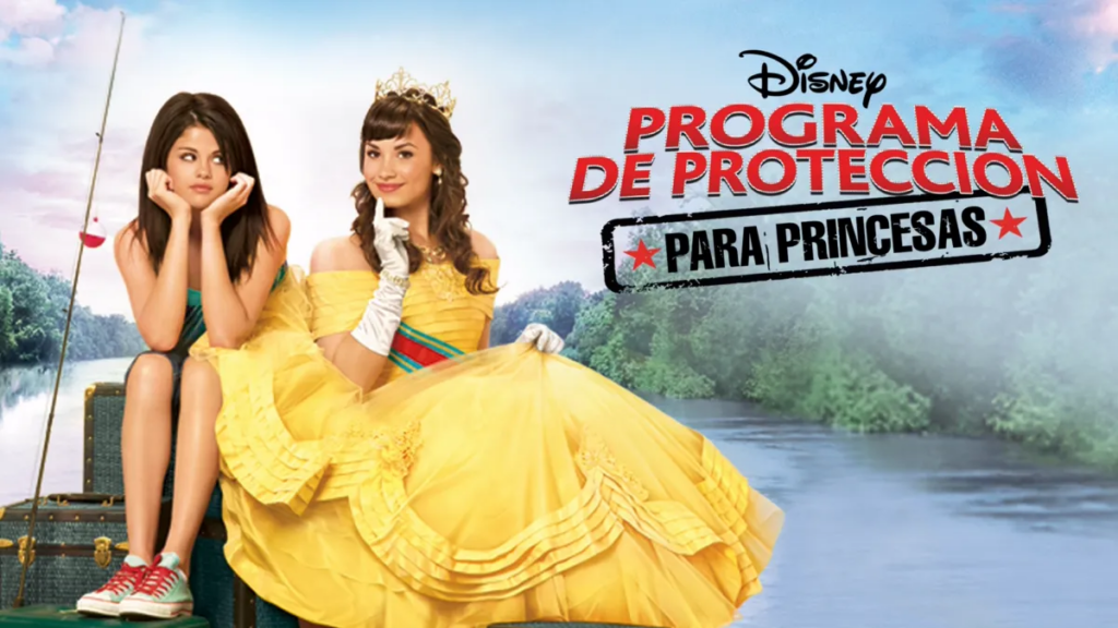 Demi Lovato y Selena Gomez en el póster de la película 'Programa de Protección para Princesas' de Disney Channel, una vestida como princesa y la otra con ropa casual sentadas junto a un río.