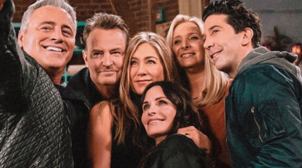 Matt LeBlanc, Matthew Perry, Jennifer Aniston, Lisa Kudrow, Courteney Cox y David Schwimmer, tomando un selfie durante la reunión de la serie, todos sonriendo y posando juntos.